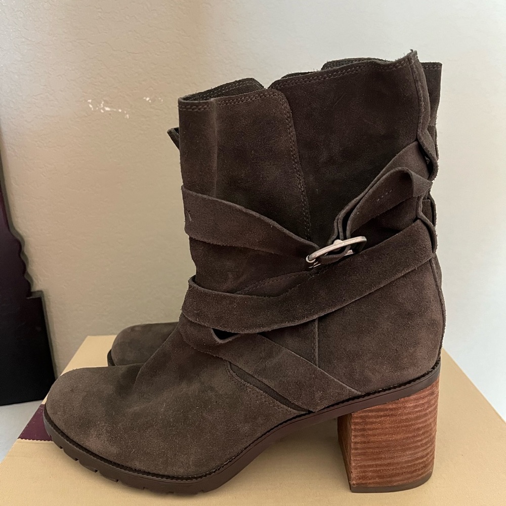 Gorgeous grey boots